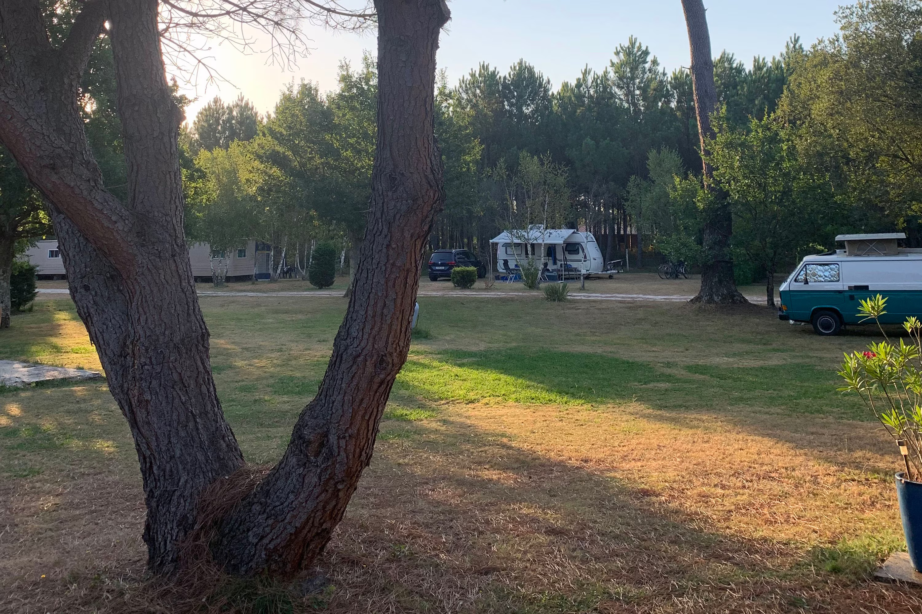 Emplacement au CAMPING LE BONHEUR EST DANS LE PRÉ