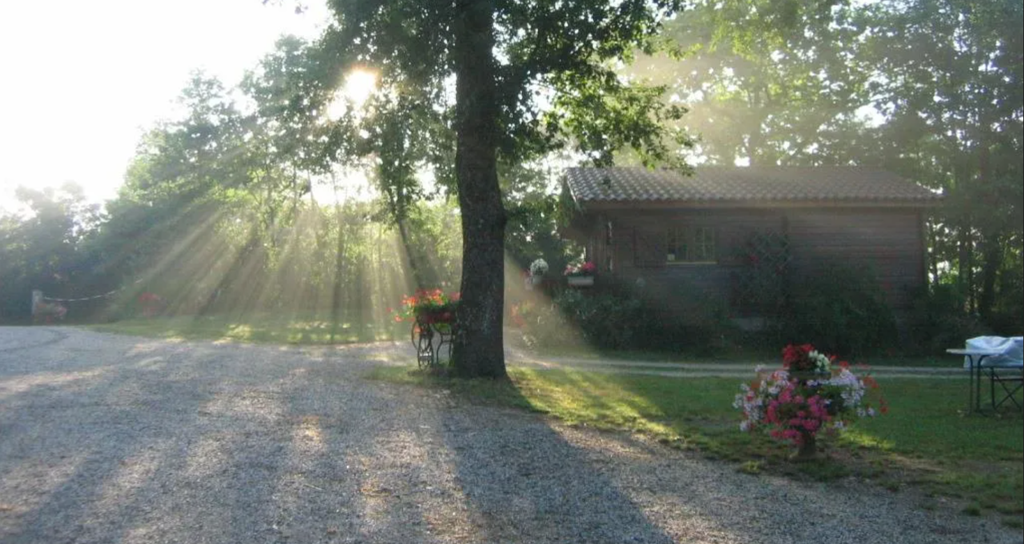 Emplacement avec électricité 10A pour voiture avec tente, camping-car ou caravane
