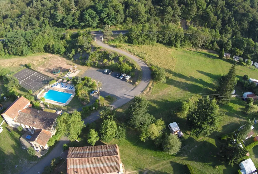 Emplacement de camping à Vorey en Bord de Loire (électricité en supplément)