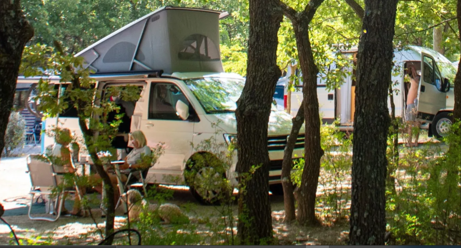 Emplacement sans électricité pour une voiture et tente, camping car, van ou Caravane - Provence