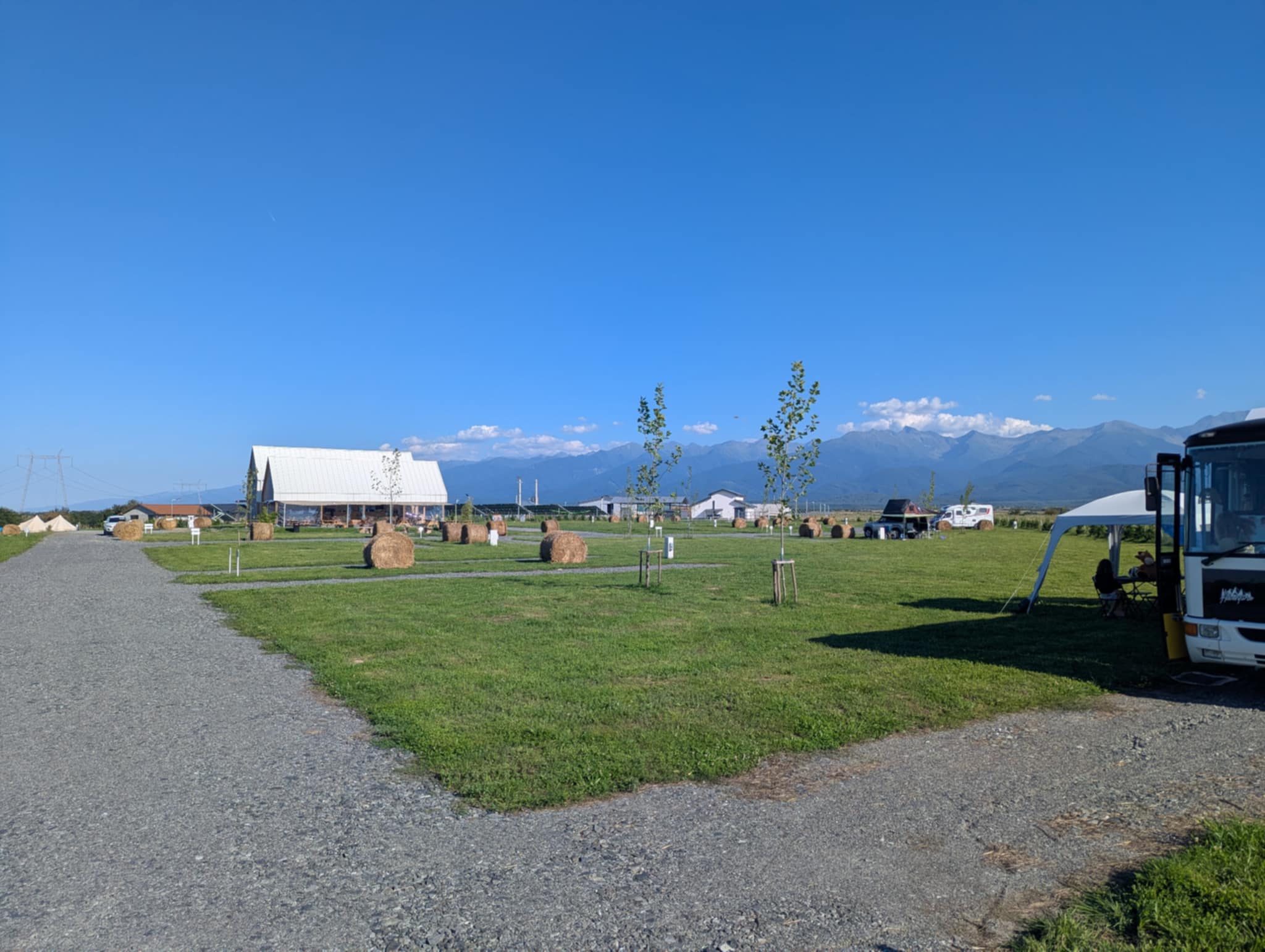 Emplacement de camping pour tente sur herbe sans électricité à Sibli en Roumanie - Camping Moo Moo Retreat