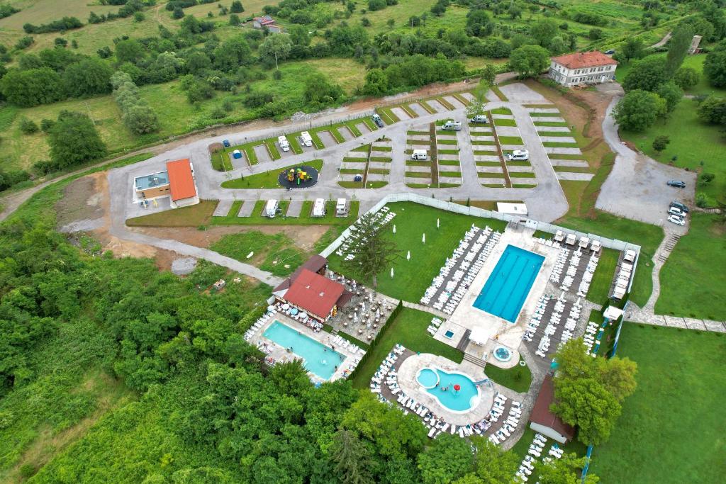 7 Lakes Camping - emplacement Premium avec électricité